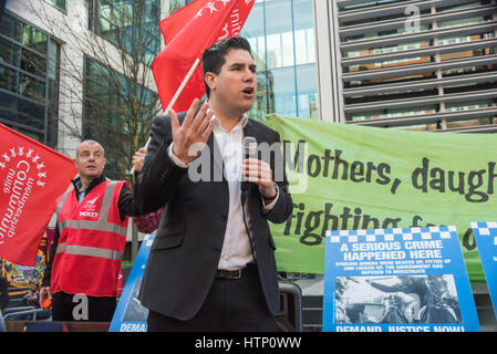 London, UK. 13. März 2017. Leeds MP Richard Burgon spricht bei Orgreave Wahrheit und Gerechtigkeit Kampagne Protest im Home Office nach der schockierende Entscheidung Home Secretary Amber Rudd nicht, eine Untersuchung der "Battle of Orgreave" zu gewähren, wenn Polizei, Militärpolizei und andere in Polizeiuniformen, einschließlich einen sorgfältig geplanten Angriff auf Streikposten Bergleute montiert. Aktivisten glauben, dass der Angriff koordiniert wurde von der Tory Regierung unter Margaret Thatcher mit dem geheimen Einverständnis der Medien verzerrt, die ihre Berichterstattung in einen absichtlichen Versuch, den Streik zu brechen, und die Anfrage wird wieder Stockfoto