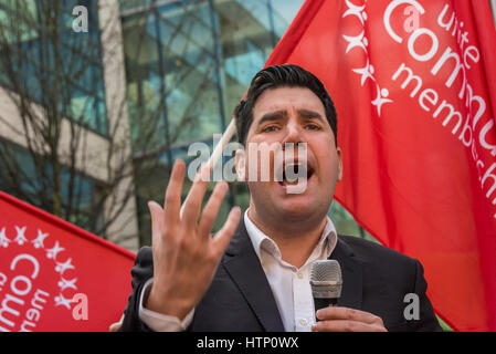 London, UK. 13. März 2017. Leeds MP Richard Burgon spricht bei Orgreave Wahrheit und Gerechtigkeit Kampagne Protest im Home Office nach der schockierende Entscheidung Home Secretary Amber Rudd nicht, eine Untersuchung der "Battle of Orgreave" zu gewähren, wenn Polizei, Militärpolizei und andere in Polizeiuniformen, einschließlich einen sorgfältig geplanten Angriff auf Streikposten Bergleute montiert. Aktivisten glauben, dass der Angriff koordiniert wurde von der Tory Regierung unter Margaret Thatcher mit dem geheimen Einverständnis der Medien verzerrt, die ihre Berichterstattung in einen absichtlichen Versuch, den Streik zu brechen, und die Anfrage wird wieder Stockfoto