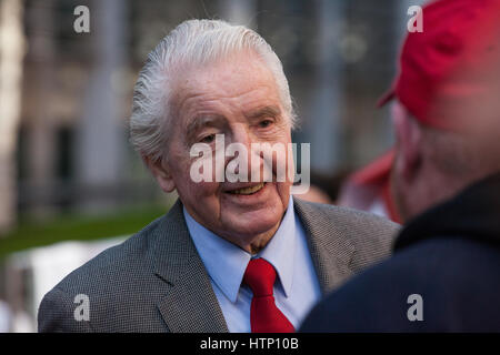 London, UK. 13. März 2017. Dennis Skinner, Arbeits-Wartungstafel für Bolsover, zeigt Solidarität mit Aktivisten von Orgreave Wahrheit und Gerechtigkeit Kampagne und von anderen Kampagnen wie die Hillsborough Justice Kampagne hält einen "Lärm-Protest" außerhalb das Home-Office nach der Innenminister die Entscheidung im Oktober 2016 nicht um eine öffentliche Untersuchung der "Battle of Orgreave" halten. Stockfoto