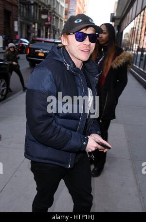 New York, NY, USA. 13. März 2017. Rupert Grint unterwegs für Promi-Schnappschüsse - Mo, New York, NY 13. März 2017. Bildnachweis: Derek Sturm/Everett Collection/Alamy Live-Nachrichten Stockfoto