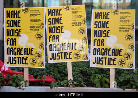 London, UK. 13. März 2017. Plakate für die Orgreave Wahrheit und Gerechtigkeit Kampagne bei Lärm Protest außerhalb der Home-Office nach der Innenminister die Entscheidung im Oktober 2016 nicht um eine öffentliche Untersuchung der "Battle of Orgreave" halten. Stockfoto