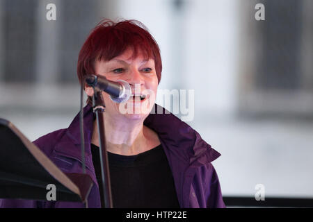 London, UK. 13. März 2017. Christine Blower, ehemaliger Generalsekretär des nationalen der Lehrer (ÜBERWURFMUTTER), befasst sich mit einen Protest in Parliament Square in Verteidigung der EU-Bürger Recht, im Vereinigten Königreich zu bleiben, während Abgeordnete im House Of Commons-Debatte und Abstimmung darüber, ob der Austritt Gesetzentwurf unverändert passieren sollte zurück in das House Of Lords. Stockfoto