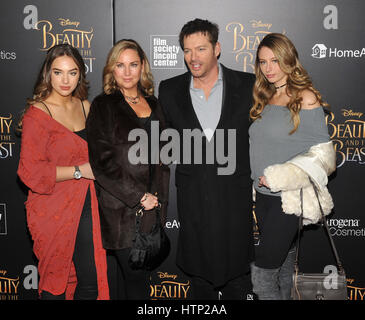 NEW YORK, NY - 13. März: Harry Connick Jr., Jill Goodacre und Kinder besucht die "Beauty And The Beast" NewYork-Screening bei Alice Tully Hall, Lincoln Center am 13. März 2017 in New York City.@John Palmer/Medien Punch Stockfoto