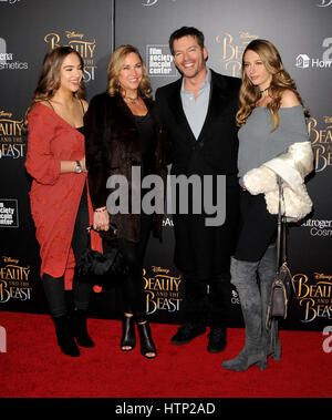 NEW YORK, NY - 13. März: Harry Connick Jr., Jill Goodacre und Kinder besucht die "Beauty And The Beast" NewYork-Screening bei Alice Tully Hall, Lincoln Center am 13. März 2017 in New York City.@John Palmer/Medien Punch Stockfoto