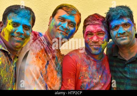 Doha, Katar. 13. März 2017. Männer der indischen Gemeinschaft in Katar sind während feiern Holi, das indische fest der Farben, in Doha, der Hauptstadt von Katar, am 13. März 2017 in farbigen Pulver bedeckt. Das hinduistische Festival von Holi oder Festival of Colors kündigt die Ankunft des Frühlings und das Ende des Winters. Bildnachweis: Nikku/Xinhua/Alamy Live-Nachrichten Stockfoto