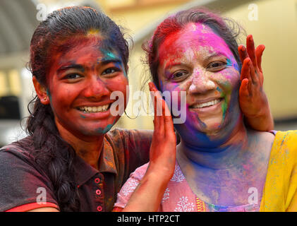 Doha, Katar. 13. März 2017. Mädchen der indischen Gemeinschaft in Katar sind während feiern Holi, das indische fest der Farben, in Doha, der Hauptstadt von Katar, am 13. März 2017 in farbigen Pulver bedeckt. Das hinduistische Festival von Holi oder Festival of Colors kündigt die Ankunft des Frühlings und das Ende des Winters. Bildnachweis: Nikku/Xinhua/Alamy Live-Nachrichten Stockfoto