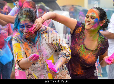 Doha, Katar. 13. März 2017. Mädchen der indischen Gemeinschaft in Katar werfen Farbpulver auf einander, wie sie jährliche Holi, das indische fest der Farben, in Doha, der Hauptstadt von Katar, am 13. März 2017 feiern. Das hinduistische Festival von Holi oder Festival of Colors kündigt die Ankunft des Frühlings und das Ende des Winters. Bildnachweis: Nikku/Xinhua/Alamy Live-Nachrichten Stockfoto
