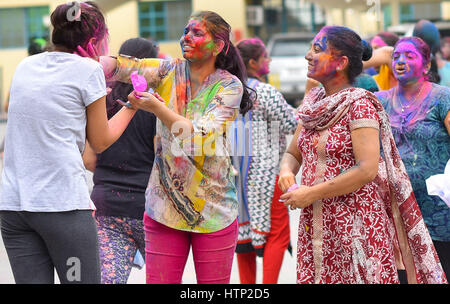 Doha, Katar. 13. März 2017. Mädchen der indischen Gemeinschaft in Katar werfen Farbpulver auf einander, wie sie jährliche Holi, das indische fest der Farben, in Doha, der Hauptstadt von Katar, am 13. März 2017 feiern. Das hinduistische Festival von Holi oder Festival of Colors kündigt die Ankunft des Frühlings und das Ende des Winters. Bildnachweis: Nikku/Xinhua/Alamy Live-Nachrichten Stockfoto
