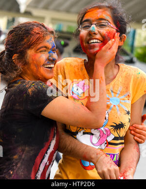 Doha, Katar. 13. März 2017. Mädchen der indischen Gemeinschaft in Katar werfen Farbpulver auf einander, wie sie jährliche Holi, das indische fest der Farben, in Doha, der Hauptstadt von Katar, am 13. März 2017 feiern. Das hinduistische Festival von Holi oder Festival of Colors kündigt die Ankunft des Frühlings und das Ende des Winters. Bildnachweis: Nikku/Xinhua/Alamy Live-Nachrichten Stockfoto