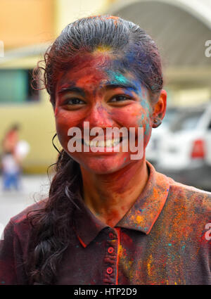 Doha, Katar. 13. März 2017. Eine Mädchen der indischen Gemeinschaft in Katar ist während feiern Holi, das indische fest der Farben, in Doha, der Hauptstadt von Katar, am 13. März 2017 in farbigen Pulver bedeckt. Das hinduistische Festival von Holi oder Festival of Colors kündigt die Ankunft des Frühlings und das Ende des Winters. Bildnachweis: Nikku/Xinhua/Alamy Live-Nachrichten Stockfoto