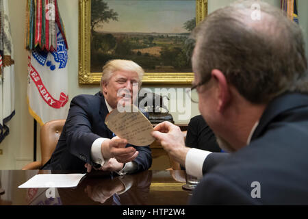 Washington DC, USA 13. März 2017 uns Präsident Donald J Trump (L) erhält eine Notiz und Zeichnung von Greg Knox (R) von Ohio, bei einem Treffen über die Gesundheitsversorgung im Roosevelt Room des weißen Hauses in Washington, DC, USA, 13. März 2017 die Haus-Republikaner Stockfoto