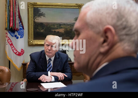 Washington DC, USA 13. März 2017 US Präsident Donald Trump J (zurück) und US-Vizepräsident Präsident Mike Pence (vorne) an einer Besprechung teilnehmen über die Gesundheitsversorgung im Roosevelt Room des weißen Hauses in Washington, DC, USA, 13. März 2017 The House Republikaner Bill bekannt Stockfoto
