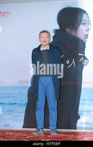 Seoul, Korea. 13. März 2017. Min hie Kim, Hong Sang-soo besuchen die Premiere von On the Beach bei Nacht allein in Seoul, Korea am 13. März 2017. (China und Korea Rechte heraus) Bildnachweis: TopPhoto/Alamy Live-Nachrichten Stockfoto