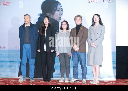 Seoul, Korea. 13. März 2017. Min hie Kim, Hong Sang-soo besuchen die Premiere von On the Beach bei Nacht allein in Seoul, Korea am 13. März 2017. (China und Korea Rechte heraus) Bildnachweis: TopPhoto/Alamy Live-Nachrichten Stockfoto