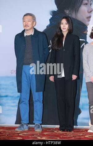 Seoul, Korea. 13. März 2017. Min hie Kim, Hong Sang-soo besuchen die Premiere von On the Beach bei Nacht allein in Seoul, Korea am 13. März 2017. (China und Korea Rechte heraus) Bildnachweis: TopPhoto/Alamy Live-Nachrichten Stockfoto