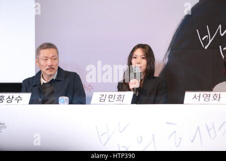 Seoul, Korea. 13. März 2017. Min hie Kim, Hong Sang-soo besuchen die Premiere von On the Beach bei Nacht allein in Seoul, Korea am 13. März 2017. (China und Korea Rechte heraus) Bildnachweis: TopPhoto/Alamy Live-Nachrichten Stockfoto