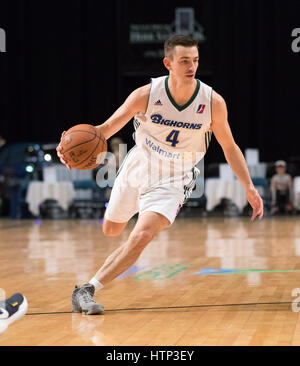 Reno, Nevada, USA. 13. März 2017. Reno Bighorn Guard DAVID STOCKTON (4) fährt während der NBA D-League Basketball-Spiel zwischen den Reno Dickhornschafe und Fort Wayne Mad Ameisen im Reno Events Center in Reno, Nevada. Bildnachweis: Jeff Mulvihill/ZUMA Draht/Alamy Live-Nachrichten Stockfoto