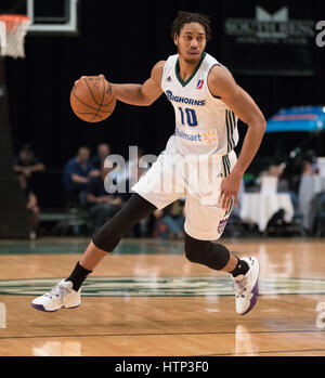 Reno, Nevada, USA. 13. März 2017. Reno Bighorn Guard Jesaja COUSINS (10) Laufwerke während der NBA D-League Basketball-Spiel zwischen den Reno Dickhornschafe und die Fort Wayne Mad Ameisen im Reno Events Center in Reno, Nevada. Bildnachweis: Jeff Mulvihill/ZUMA Draht/Alamy Live-Nachrichten Stockfoto