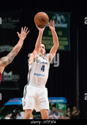 Reno, Nevada, USA. 13. März 2017. Reno Bighorn Guard DAVID STOCKTON (4) schießt während der NBA D-League Basketball-Spiel zwischen Reno Dickhornschafe und Fort Wayne Mad Ameisen im Reno Events Center in Reno, Nevada. Bildnachweis: Jeff Mulvihill/ZUMA Draht/Alamy Live-Nachrichten Stockfoto