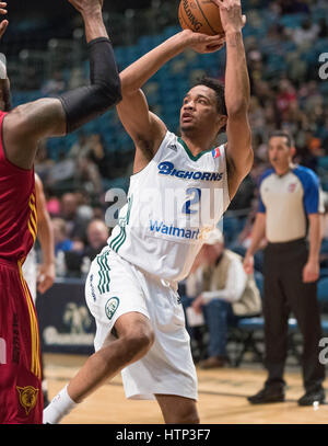 Reno, Nevada, USA. 13. März 2017. Reno Bighorn Guard LUIS MONTERO (2) Triebe während der NBA D-League Basketball-Spiel zwischen Reno Dickhornschafe und die Fort Wayne Mad Ameisen im Reno Events Center in Reno, Nevada. Bildnachweis: Jeff Mulvihill/ZUMA Draht/Alamy Live-Nachrichten Stockfoto