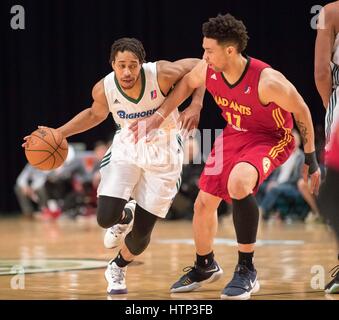 Reno, Nevada, USA. 13. März 2017. Reno Bighorn Guard Jesaja COUSINS (10) Laufwerke gegen Fort Wayne Mad Ant Guard STEPHAN HICKS (17) während der NBA D-League Basketball-Spiel zwischen den Reno Dickhornschafe und die Fort Wayne Mad Ameisen im Reno Events Center in Reno, Nevada. Bildnachweis: Jeff Mulvihill/ZUMA Draht/Alamy Live-Nachrichten Stockfoto