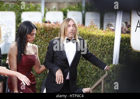 Beverly Hills, Vereinigte Staaten von Amerika. 8. Januar 2017. Nina Alu und Iggy Pop erreichen die 74. Annual Golden Globe Awards, Golden Globes in Beverly Hills, Los Angeles, USA, am 8. Januar 2017. Foto: Hubert Boesl - NO-Draht-SERVICE - Foto: Hubert Boesl/Dpa | weltweite Nutzung/Dpa/Alamy Live-Nachrichten Stockfoto