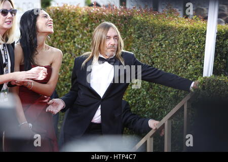 Beverly Hills, Vereinigte Staaten von Amerika. 8. Januar 2017. Nina Alu und Iggy Pop erreichen die 74. Annual Golden Globe Awards, Golden Globes in Beverly Hills, Los Angeles, USA, am 8. Januar 2017. Foto: Hubert Boesl - NO-Draht-SERVICE - Foto: Hubert Boesl/Dpa | weltweite Nutzung/Dpa/Alamy Live-Nachrichten Stockfoto