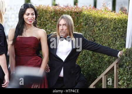 Beverly Hills, Vereinigte Staaten von Amerika. 8. Januar 2017. Nina Alu und Iggy Pop erreichen die 74. Annual Golden Globe Awards, Golden Globes in Beverly Hills, Los Angeles, USA, am 8. Januar 2017. Foto: Hubert Boesl - NO-Draht-SERVICE - Foto: Hubert Boesl/Dpa | weltweite Nutzung/Dpa/Alamy Live-Nachrichten Stockfoto