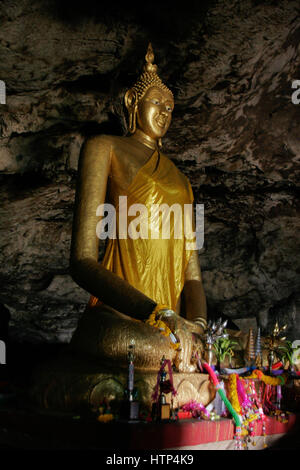 Kanchanaburi, Thailand. 15. November 2006. Tham Krasae (Krasae Höhle), ein Tempel-Höhle mit einer riesigen goldenen Buddha-Statue und zahlreiche heilige Buddha-Figuren, mit Blick auf den Khwae Noi Fluss nahe dem Wang-Pho-Bahnhof im Westen Thailands. Im 2. Weltkrieg diente es als Campingplatz und Feldlazarett für japanische Soldaten verantwortlich für die alliierten Kriegsgefangenen Bau der berüchtigten Thailand-Burma-Eisenbahn. Bildnachweis: Arnold Drapkin/ZUMA Draht/Alamy Live-Nachrichten Stockfoto