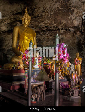 Kanchanaburi, Thailand. 15. November 2006. Tham Krasae (Krasae Höhle), ein Tempel-Höhle mit einer riesigen goldenen Buddha-Statue und zahlreiche heilige Buddha-Figuren, mit Blick auf den Khwae Noi Fluss nahe dem Wang-Pho-Bahnhof im Westen Thailands. Im 2. Weltkrieg diente es als Campingplatz und Feldlazarett für japanische Soldaten verantwortlich für die alliierten Kriegsgefangenen Bau der berüchtigten Thailand-Burma-Eisenbahn. Bildnachweis: Arnold Drapkin/ZUMA Draht/Alamy Live-Nachrichten Stockfoto