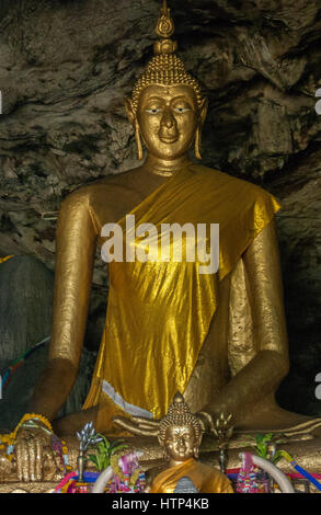 Kanchanaburi, Thailand. 15. November 2006. Tham Krasae (Krasae Höhle), ein Tempel-Höhle mit einer riesigen goldenen Buddha-Statue und zahlreiche heilige Buddha-Figuren, mit Blick auf den Khwae Noi Fluss nahe dem Wang-Pho-Bahnhof im Westen Thailands. Im 2. Weltkrieg diente es als Campingplatz und Feldlazarett für japanische Soldaten verantwortlich für die alliierten Kriegsgefangenen Bau der berüchtigten Thailand-Burma-Eisenbahn. Bildnachweis: Arnold Drapkin/ZUMA Draht/Alamy Live-Nachrichten Stockfoto