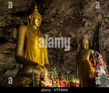 Kanchanaburi, Thailand. 15. November 2006. Tham Krasae (Krasae Höhle), ein Tempel-Höhle mit einer riesigen goldenen Buddha-Statue und zahlreiche heilige Buddha-Figuren, mit Blick auf den Khwae Noi Fluss nahe dem Wang-Pho-Bahnhof im Westen Thailands. Im 2. Weltkrieg diente es als Campingplatz und Feldlazarett für japanische Soldaten verantwortlich für die alliierten Kriegsgefangenen Bau der berüchtigten Thailand-Burma-Eisenbahn. Bildnachweis: Arnold Drapkin/ZUMA Draht/Alamy Live-Nachrichten Stockfoto
