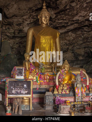 Kanchanaburi, Thailand. 15. November 2006. Tham Krasae (Krasae Höhle), ein Tempel-Höhle mit einer riesigen goldenen Buddha-Statue und zahlreiche heilige Buddha-Figuren, mit Blick auf den Khwae Noi Fluss nahe dem Wang-Pho-Bahnhof im Westen Thailands. Im 2. Weltkrieg diente es als Campingplatz und Feldlazarett für japanische Soldaten verantwortlich für die alliierten Kriegsgefangenen Bau der berüchtigten Thailand-Burma-Eisenbahn. Bildnachweis: Arnold Drapkin/ZUMA Draht/Alamy Live-Nachrichten Stockfoto