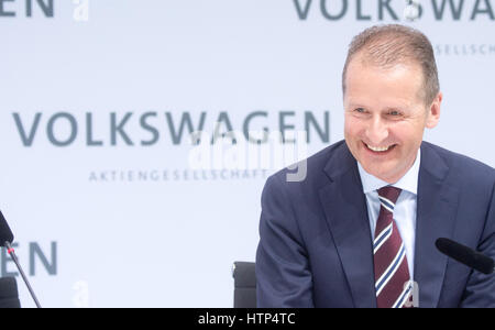 Wolfsburg, Deutschland. 14. März 2017. Herbert Diess, Brand Manager für Volkswagen Lächeln bei der jährlichen Pressekonferenz für die Volkswagen AG in der Unternehmenszentrale in Wolfsburg, Deutschland, 14. März 2017. Foto: Julian Stratenschulte/Dpa/Alamy Live News Stockfoto