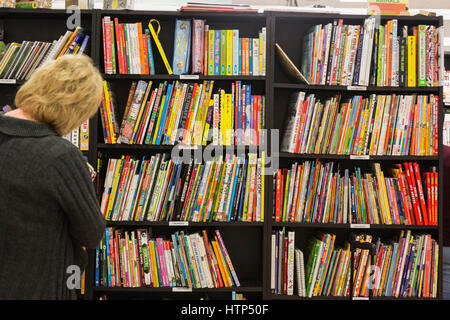 London, UK. 14. März 2017. Die London Book Fair 2017 eröffnet im Londoner Olympia Exhibition Centre. Das Buch fair läuft vom 14. bis 16. März 2017 ist der globale Marktplatz für Rechte Vermittlung und den Verkauf und die Verbreitung von Inhalten über print, Audio, TV, Film und digitale Kanäle. Bildnachweis: Bettina Strenske/Alamy Live-Nachrichten Stockfoto