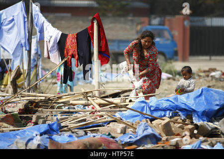 Kathmandu, Nepal. 14. März 2017. Eine nepalesische Frau sammelt ihre restlichen Sachen aus ihrem notdürftigen Unterschlupf, nachdem es von der Polizei in einem Hubraum-Camp für die Erdbebenopfer in Chuchepati, Kathmandu, Nepal auf Dienstag, 14. März 2017 abgerissen wurde. Mehr als Hunderte von Opfern lebten im Lager nach dem Verlust ihrer Häuser in 2015 Erdbeben. Bildnachweis: Skanda Gautam/ZUMA Draht/Alamy Live-Nachrichten Stockfoto
