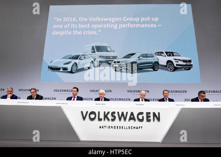 Wolfsburg, Deutschland. 14. März 2017. Matthias Müller, Vorstandsvorsitzender der Volkswagen AG spricht bei der jährlichen Pressekonferenz für die Volkswagen AG in der Unternehmenszentrale in Wolfsburg, Deutschland, 14. März 2017. Foto: Rainer Jensen/Dpa/Alamy Live-Nachrichten Stockfoto