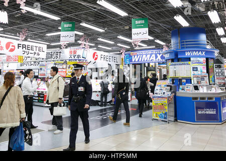 Tokio, Japan. 14. März 2017. Shopper vorbeigehen unter Saudi-Arabien-Flagge auf dem Display an Yodobashi Kamera laden in Akihabara am 14. März 2017, Tokio, Japan. Saudi-Arabiens König Salman bin Abdulaziz ist in Japan für eine viertägige Handel besuchen, die erste in 46 Jahren Geschäftsbeziehungen zwischen den beiden Ländern zu festigen. Der König, der angeblich von 1000 Mitarbeiter begleitet wird, hat bereits mit Japans Ministerpräsident Shinzo Abe und Kronprinz Naruhito von Japan traf. Bildnachweis: Rodrigo Reyes Marin/AFLO/Alamy Live-Nachrichten Stockfoto