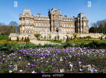 Bowes Museum, Barnard Castle, Co Durham, Großbritannien. 14. März 2017. Großbritannien Wetter. Frühen Duschen wich einem warmen Frühlings-Nachmittag in den Gärten des Bowes Museum in Barnard Castle. Bildnachweis: David Forster/Alamy Live-Nachrichten Stockfoto