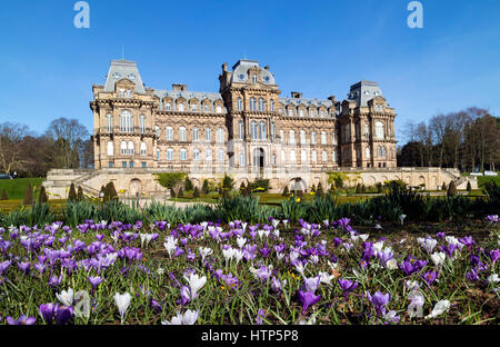 Bowes Museum, Barnard Castle, Co Durham, Großbritannien. 14. März 2017. Großbritannien Wetter. Frühen Duschen wich einem warmen Frühlings-Nachmittag in den Gärten des Bowes Museum in Barnard Castle. Bildnachweis: David Forster/Alamy Live-Nachrichten Stockfoto