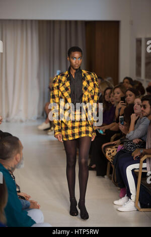 Sao Paulo, Brasilien. 14. März 2017. Modell präsentiert Kreation von Vitorino Campos, während der Sao Paulo Fashion Week, Winterausgabe 2017 in Sao Paulo, Brasilien. Bildnachweis: Paulo Lopes/ZUMA Draht/Alamy Live-Nachrichten Stockfoto