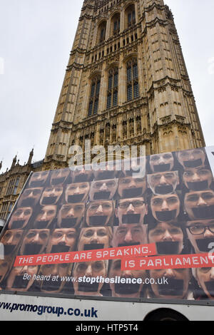 Westminster, London, UK. 14. März 2017. Die Haltestelle der Stille, anti-schwer Brexit-Plakat-Kampagne Parlament herumfahren. Bildnachweis: Matthew Chattle/Alamy Live-Nachrichten Stockfoto