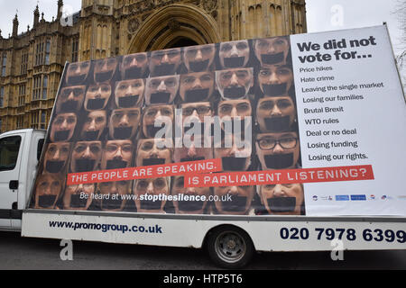 Westminster, London, UK. 14. März 2017. Die Haltestelle der Stille, anti-schwer Brexit-Plakat-Kampagne Parlament herumfahren. Bildnachweis: Matthew Chattle/Alamy Live-Nachrichten Stockfoto