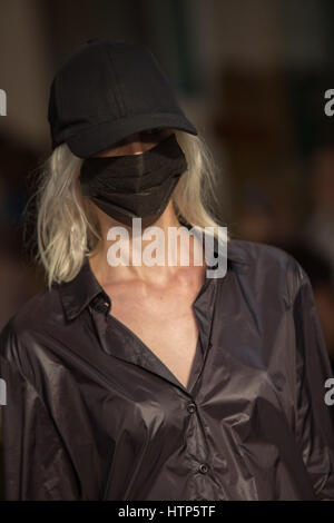 Sao Paulo, Brasilien. 14. März 2017. Modell präsentiert Kreation von Vitorino Campos, während der Sao Paulo Fashion Week, Winterausgabe 2017 in Sao Paulo, Brasilien. Bildnachweis: Paulo Lopes/ZUMA Draht/Alamy Live-Nachrichten Stockfoto