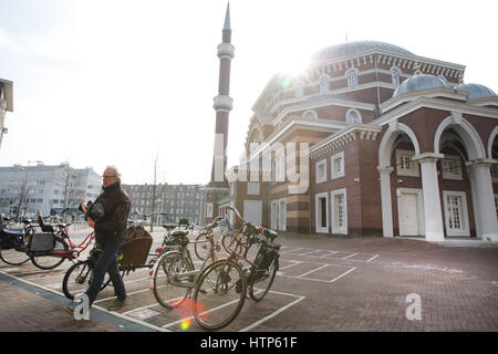 Amsterdam, Niederlande. 14. März 2017. Alltag - ein niederländische Mann zu Fuß auf der Straße vor dem Westen Moschee Aya Sofya türkischer Herkunft am 14. März 2017 im Westen von Amsterdam in den Niederlanden. Niederländer aufgefordert Abstimmung am Mittwoch 15. März für die Parlamentswahlen. Bildnachweis: VWPics/Alamy Live-Nachrichten Stockfoto