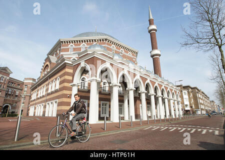 Amsterdam, Niederlande. 14. März 2017. Alltag - ein Mann Fahrrad auf der Straße vor dem Westen Moschee Aya Sofya türkischer Herkunft am 14. März 2017 im Westen von Amsterdam, Niederlande. Niederländer aufgefordert Abstimmung am Mittwoch 15. März für die Parlamentswahlen. Bildnachweis: VWPics/Alamy Live-Nachrichten Stockfoto