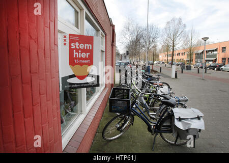 Amsterdam, Niederlande. 14. März 2017. Alltags - ein Plakat zeigt ein Wahllokal am 14. März 2017 in Nieuw-West mehrheitlich muslimischen Viertel von Amsterdam, Niederlande. Niederländer aufgefordert Abstimmung am Mittwoch 15. März für die Parlamentswahlen. Bildnachweis: VWPics/Alamy Live-Nachrichten Stockfoto