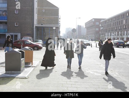 Amsterdam, Niederlande. 14. März 2017. Alltag - Studenten muslimischer Herkunft zu Fuß auf der Straße nach der Schule am 14. März 2017 in Nieuw-West mehrheitlich muslimischen Viertel von Amsterdam, Niederlande. Niederländer aufgefordert Abstimmung am Mittwoch 15. März für die Parlamentswahlen. Bildnachweis: VWPics/Alamy Live-Nachrichten Stockfoto