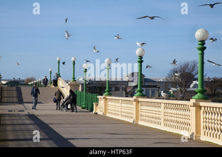 Segulls in Sefton, Merseyside. Wetter in Großbritannien. März 2017. Herrlicher Frühlingstag über dem Marine Lake und der restaurierten Venetian Bridge in Kings Gardens in Southport. King's Gardens ist ein historischer Park an der Southport Promenade, der zu seinem früheren Prunk restauriert wurde und heute eine der Hauptattraktionen von Southport ist, darunter Marine Lake, Kings Gardens und Marine Way Bridge. Quelle: MediaWorldImages/Alamy Live News Stockfoto