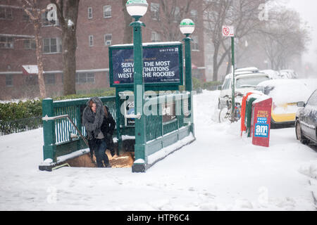 New York, USA. 14. März 2017. Fußgänger verlassen die u-Bahn im Stadtteil Chelsea in New York auf Dienstag, 14. März 2017. Ursprünglich vorhergesagt wie ein Schneesturm mit bis zu 20 Zoll Schnee Sturm seinen Kurs geändert hat und nur 4 bis 6 Zoll von Regen, Schneeregen und Schnee zu erwarten sind, natürlich begleitet von heulenden Winde. (© Richard B. Levine) Bildnachweis: Richard Levine/Alamy Live-Nachrichten Stockfoto